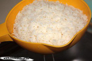 Cómo hacer arroz, escurrir