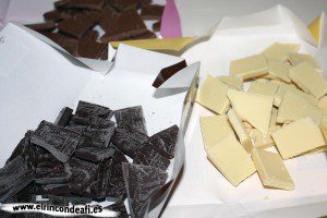 Tarta de tres chocolates, trocear los chocolates