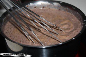 Tarta de tres chocolates, mover hasta fundir el chocolate negro