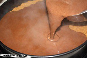 Tarta de tres chocolates, verter capa de chocolate negro