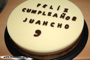 Tarta de tres chocolates, decorada