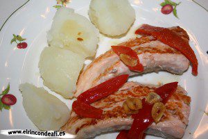 Salmón a la plancha con ajos y pimientos Salmón a la plancha con ajos y pimientos