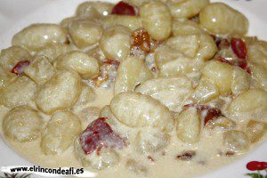 Ñoquis con salsa de pera