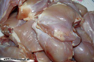 Pollo al chilindrón, partir y salpimentar los muslos de pollo Pollo al chilindrón, partir y salpimentar los muslos de pollo
