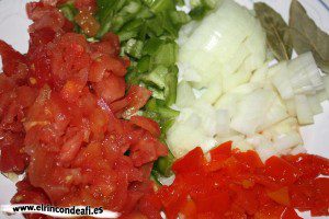 Pollo al chilindrón, troceamos el resto de ingredientes Pollo al chilindrón, troceamos el resto de ingredientes