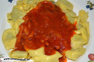 Tortellini con tomate y bacon