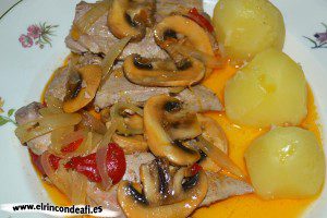 Bonito con champiñones, cebollas y pimientos