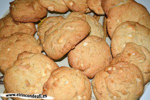 Galletas con chocolate blanco y nueces de macadamia