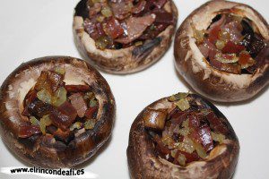Champiñones rellenos a la plancha, emplatado