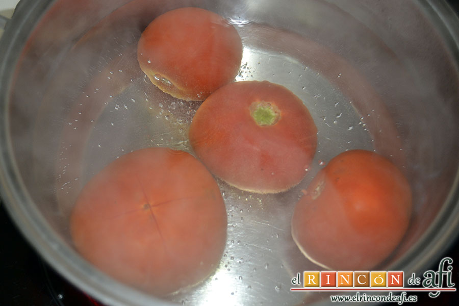 Truco, cómo pelar tomates fácilmente, hacerles unos cortes y meter en agua hirviendo