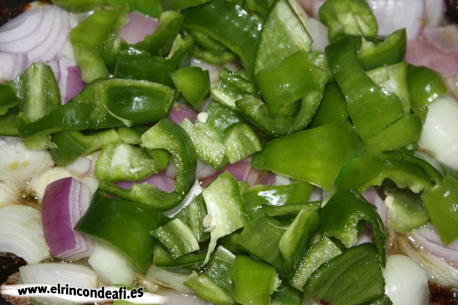 Albóndigas con arroz, preparar la salsa con las verduras