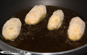 Freír las croquetas en abundante aceite caliente