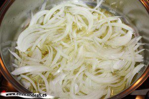 Espaguetis con carne, rehogar la cebolla