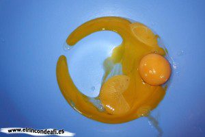 Flan casero, echar las yemas de huevo en un recipiente