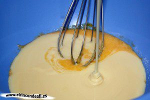 Flan casero, añadir la leche condensada