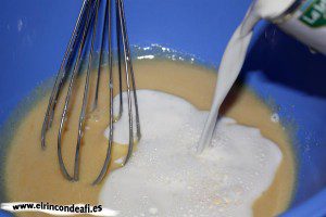 Flan casero, añadir la leche