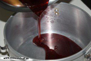 Flan casero, verter el azúcar caramelizado en el fondo del molde