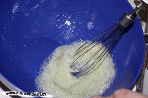Flan casero, batir las claras