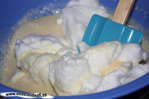 Flan casero, remover toda la mezcla