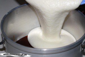 Flan casero, colocar la mezcla sobre la base caramelizada