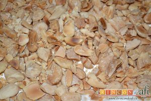 Pastela, trocear las almendras tostadas