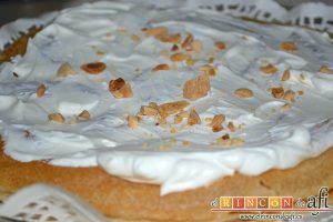 Pastela, cubrirla con nata y almendras