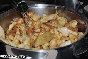 Pollo al Appletiser, añadir el refresco de manzana