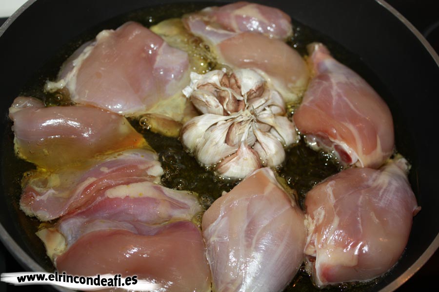 Pollo tipo Ñeñe, freír el pollo con la cabeza de ajo