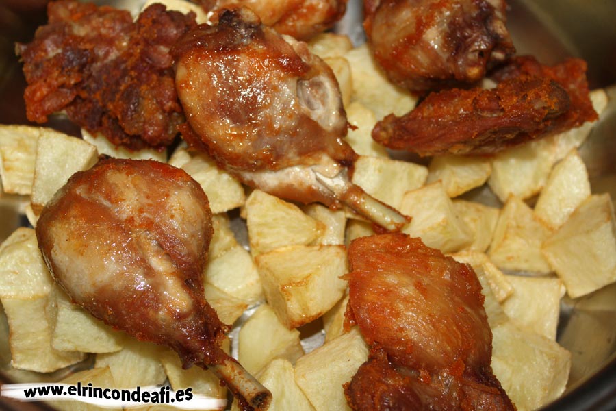 Pollo tipo Ñeñe, añadir al caldero las papas y el pollo