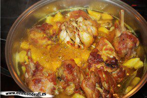 Pollo tipo Ñeñe, añadir el caldo
