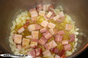 Potaje de arvejas, pochar la cebolla y añadir el bacon