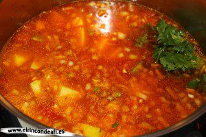 Caldo de papas, cubrir con agua