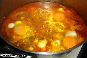 Caldo de papas, escalfar los huevos