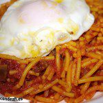 Espaguetis ñoño, servidos con huevo frito