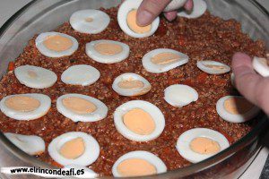 Pastel de carne y puré de papas, colocar huevos en rodajas
