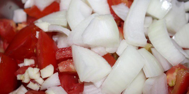 Salsa de tomate casera con cebolla y ajo