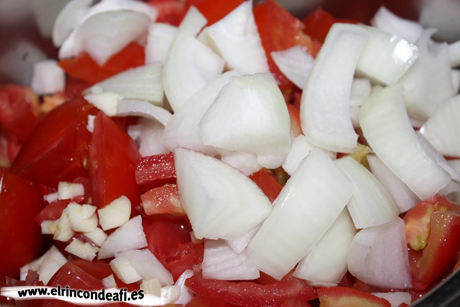 Salsa de tomate casera con cebolla y ajo
