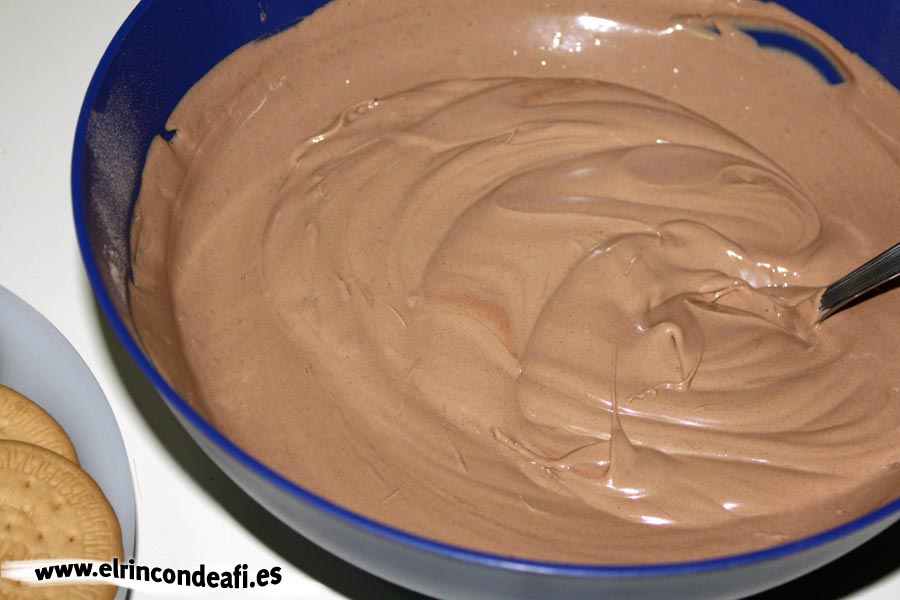 Tarta de chocolate y galletas, batir la crema de chocolate