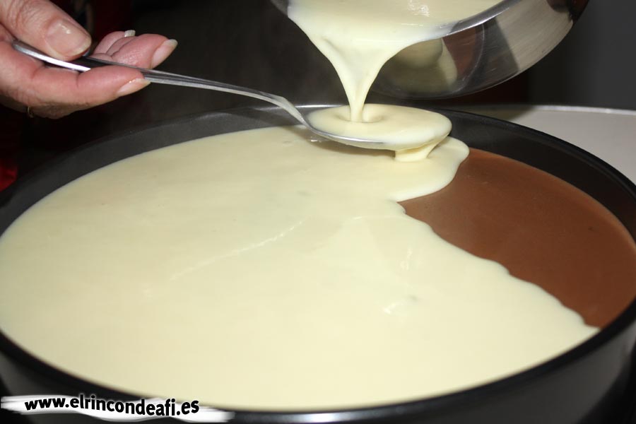Tarta de tres chocolates, verter las capas de chocolate con ayuda de una cuchara