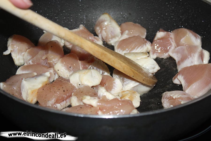 Cuscús de verduras con pollo, freír el pollo salpimentado