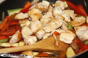 Cuscús de verduras con pollo, incorporar ingredientes