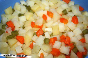Ensaladilla rusa, escurrir las verduras sancochadas