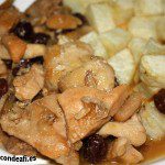 Pollo estofado con pasas y almendras