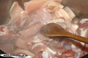 Pollo estofado con pasas y almendras, estofar el pollo