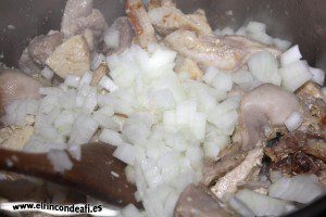 Pollo estofado con pasas y almendras, añadir la cebolla