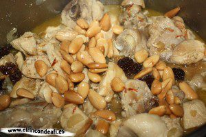 Pollo estofado con pasas y almendras, añadir las pasas y almendras