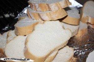 Torrijas, pan cortado en rebanadas