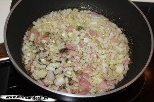 Crepes con champiñones y langostinos, sofrito