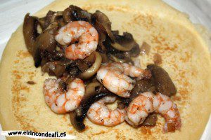 Crepes con champiñones y langostinos, rellenar las crepes