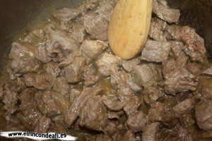 Guiso de ternera con champiñones y nata, guisar la carne